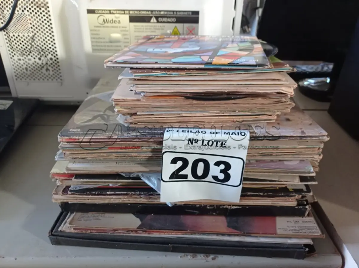 LOTE 203 - 01 LOTE COM VÁRIOS DISCOS DE VINIL. (NO ESTADO) ATENÇÃO! FAZER A VISITAÇÃO ANTES DE ARREMATAR, NÃO SABEMOS SE FUNCIONA. LEILÃO NÃO TEM GARANTIA E NEM DEVOLUÇÃO, SUJEITO A POSSÍVEIS AVARIAS VISÍVEIS/OCULTAS E/OU AUSÊNCIA DE COMPONENTES.