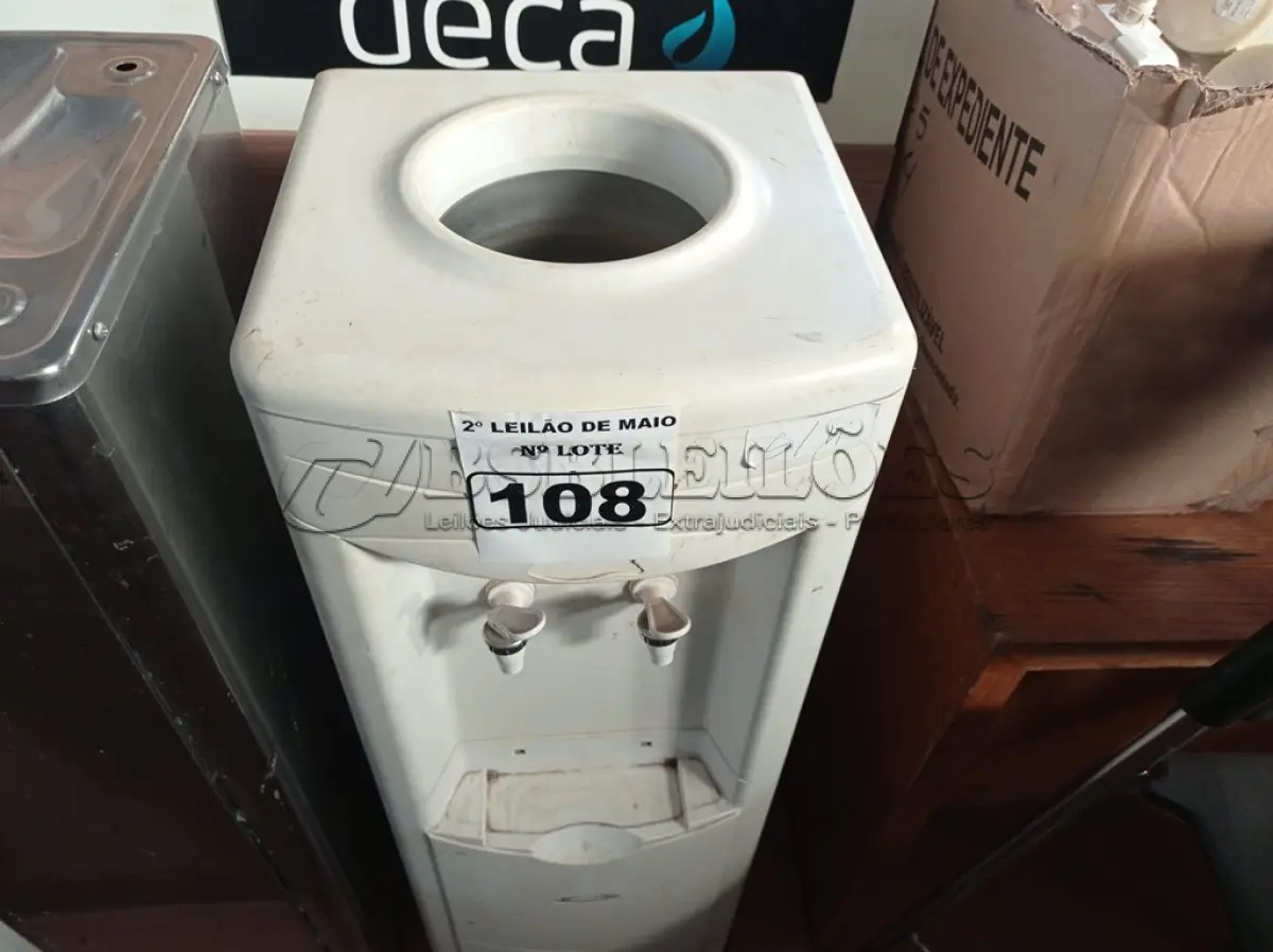 LOTE 108 - 01 BEBEDOURO PARA GARRAFÃO MARCA. (NO ESTADO) ATENÇÃO! FAZER A VISITAÇÃO ANTES DE ARREMATAR, NÃO SABEMOS SE FUNCIONA. LEILÃO NÃO TEM GARANTIA E NEM DEVOLUÇÃO, SUJEITO A POSSÍVEIS AVARIAS VISÍVEIS/OCULTAS E/OU AUSÊNCIA DE COMPONENTES.