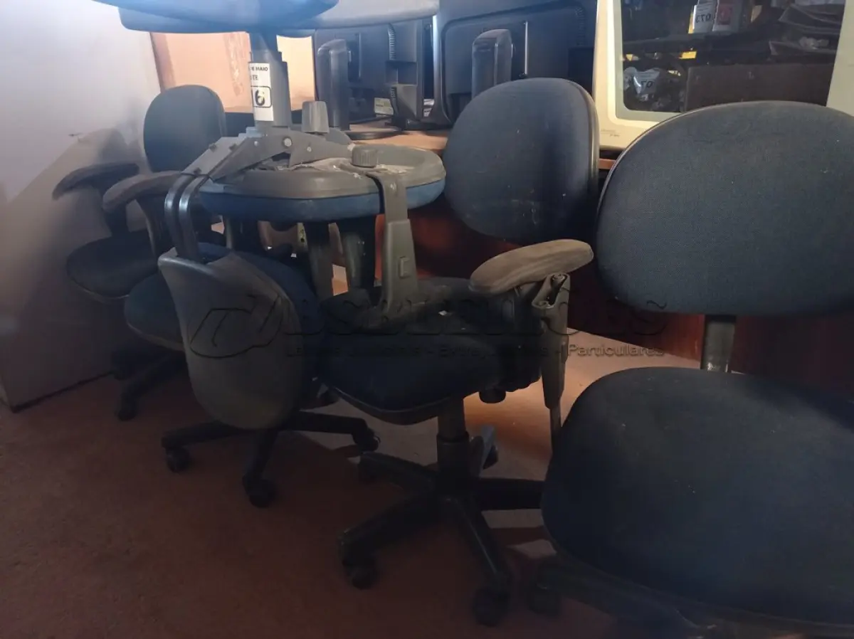 LOTE 116 - 05 CADEIRAS DE ESCRITÓRIO COM BASES GIRATÓRIA. (NO ESTADO) ATENÇÃO! FAZER A VISITAÇÃO ANTES DE ARREMATAR, NÃO SABEMOS SE FUNCIONA. LEILÃO NÃO TEM GARANTIA E NEM DEVOLUÇÃO, SUJEITO A POSSÍVEIS AVARIAS VISÍVEIS/OCULTAS E/OU AUSÊNCIA DE COMPONENTES.