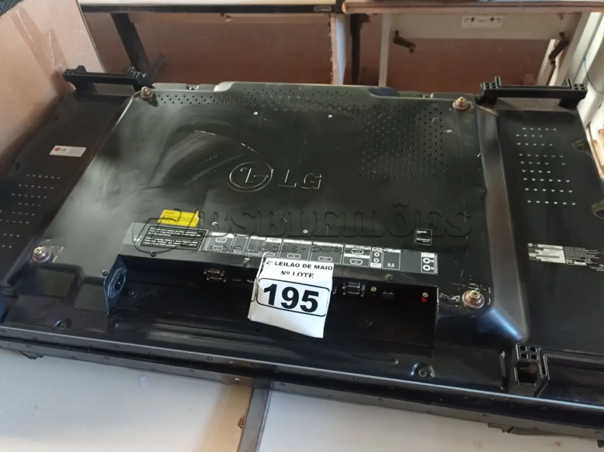 LOTE 195 - 02 MONITORES LG FLATROM 47WV508S-B. (NO ESTADO) ATENÇÃO! FAZER A VISITAÇÃO ANTES DE ARREMATAR, NÃO SABEMOS SE FUNCIONA. LEILÃO NÃO TEM GARANTIA E NEM DEVOLUÇÃO, SUJEITO A POSSÍVEIS AVARIAS VISÍVEIS/OCULTAS E/OU AUSÊNCIA DE COMPONENTES.
