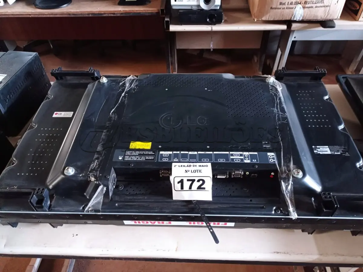 LOTE 172 - 02 MONITORES LG FLATROM 47WV508S-B. (NO ESTADO) ATENÇÃO! FAZER A VISITAÇÃO ANTES DE ARREMATAR, NÃO SABEMOS SE FUNCIONA. LEILÃO NÃO TEM GARANTIA E NEM DEVOLUÇÃO, SUJEITO A POSSÍVEIS AVARIAS VISÍVEIS/OCULTAS E/OU AUSÊNCIA DE COMPONENTES.