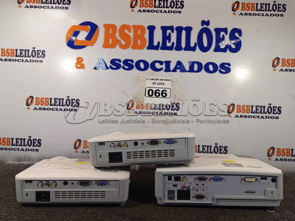LOTE 066 - 03 PROJETORES MULTIMIDIA MARCAS E MODELOS DIVERSOS. (NO ESTADO) ATENÇÃO! FAZER A VISITAÇÃO ANTES DE ARREMATAR, NÃO SABEMOS SE FUNCIONA. LEILÃO NÃO TEM GARANTIA E NEM DEVOLUÇÃO, SUJEITO A POSSÍVEIS AVARIAS VISÍVEIS/OCULTAS E/OU AUSÊNCIA DE COMPONENTES.