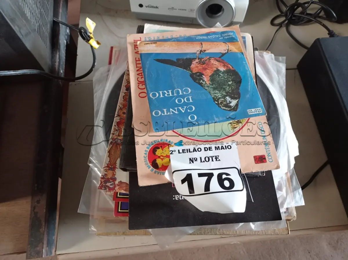 LOTE 176 - 01 LOTE COM VÁRIOS DISCOS DE VINIL. (NO ESTADO) ATENÇÃO! FAZER A VISITAÇÃO ANTES DE ARREMATAR, NÃO SABEMOS SE FUNCIONA. LEILÃO NÃO TEM GARANTIA E NEM DEVOLUÇÃO, SUJEITO A POSSÍVEIS AVARIAS VISÍVEIS/OCULTAS E/OU AUSÊNCIA DE COMPONENTES.