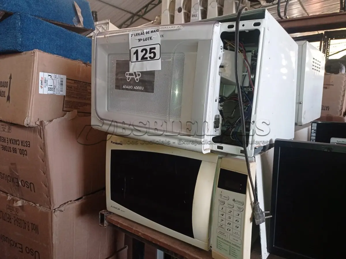 LOTE 125 - 04 MICRO-ONDAS MARCAS E MODELOS DIVERSOS. (NO ESTADO) ATENÇÃO! FAZER A VISITAÇÃO ANTES DE ARREMATAR, NÃO SABEMOS SE FUNCIONA. LEILÃO NÃO TEM GARANTIA E NEM DEVOLUÇÃO, SUJEITO A POSSÍVEIS AVARIAS VISÍVEIS/OCULTAS E/OU AUSÊNCIA DE COMPONENTES.