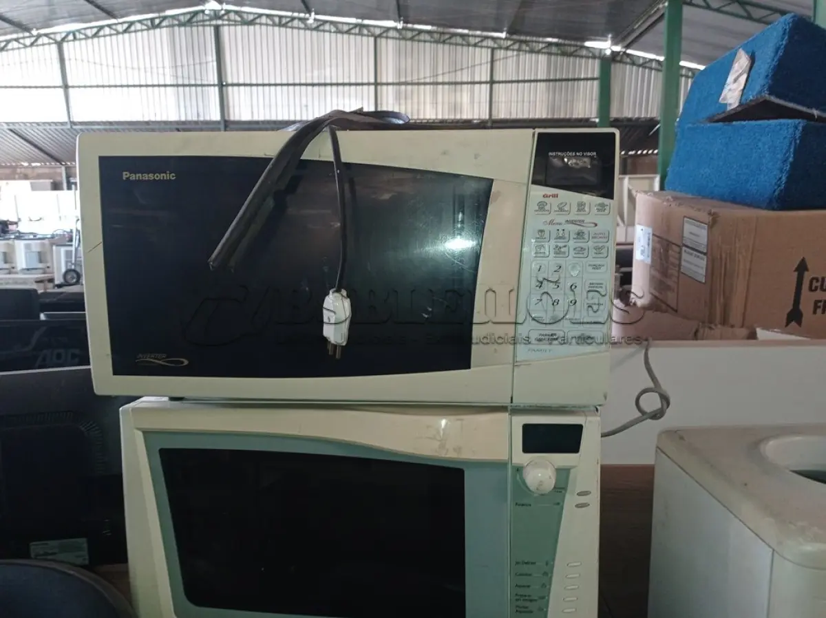LOTE 125 - 04 MICRO-ONDAS MARCAS E MODELOS DIVERSOS. (NO ESTADO) ATENÇÃO! FAZER A VISITAÇÃO ANTES DE ARREMATAR, NÃO SABEMOS SE FUNCIONA. LEILÃO NÃO TEM GARANTIA E NEM DEVOLUÇÃO, SUJEITO A POSSÍVEIS AVARIAS VISÍVEIS/OCULTAS E/OU AUSÊNCIA DE COMPONENTES.