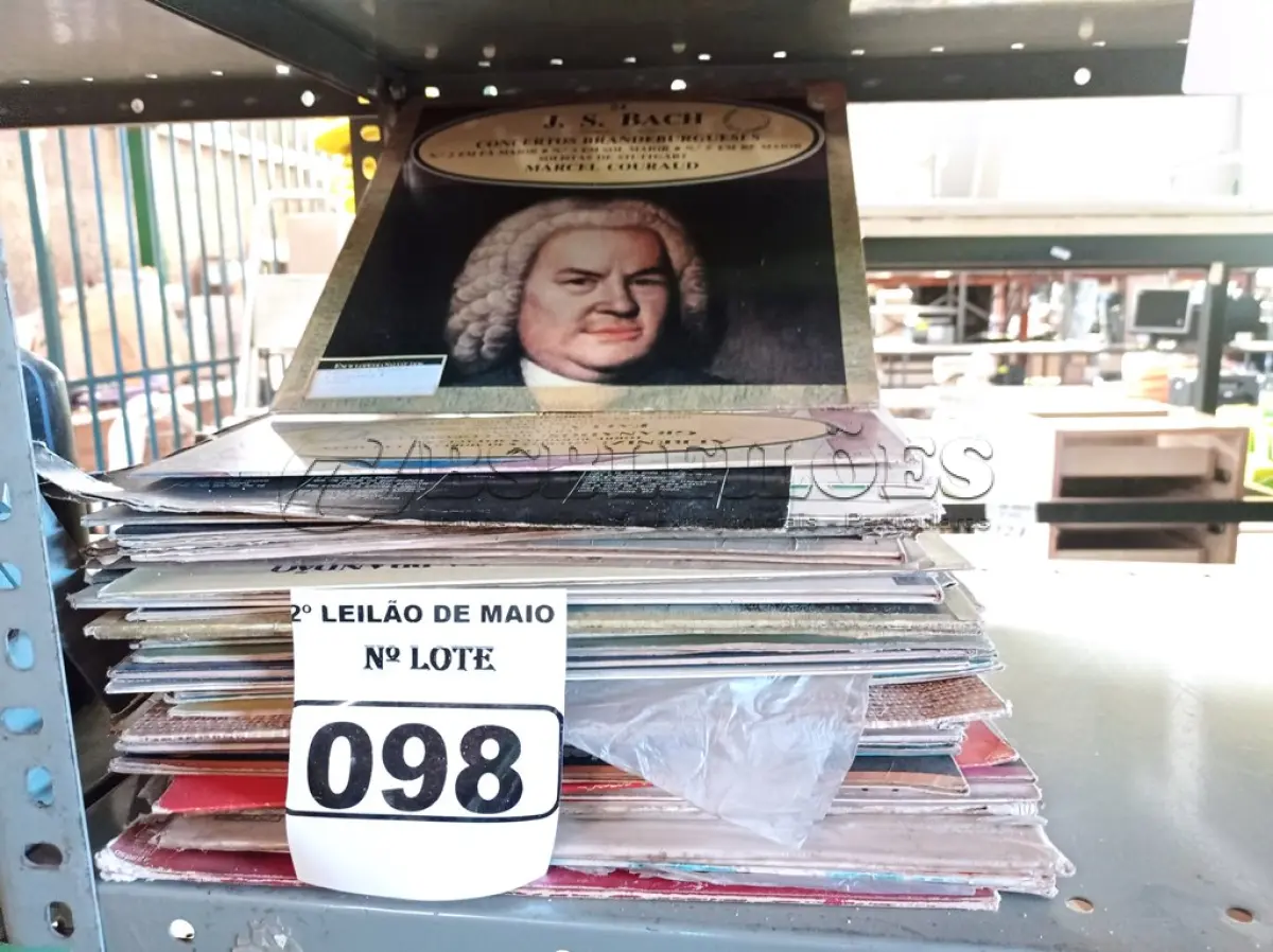 LOTE 098 - 01 LOTE COM VÁRIOS DISCOS DE VINIL. (NO ESTADO) ATENÇÃO! FAZER A VISITAÇÃO ANTES DE ARREMATAR, NÃO SABEMOS SE FUNCIONA. LEILÃO NÃO TEM GARANTIA E NEM DEVOLUÇÃO, SUJEITO A POSSÍVEIS AVARIAS VISÍVEIS/OCULTAS E/OU AUSÊNCIA DE COMPONENTES.