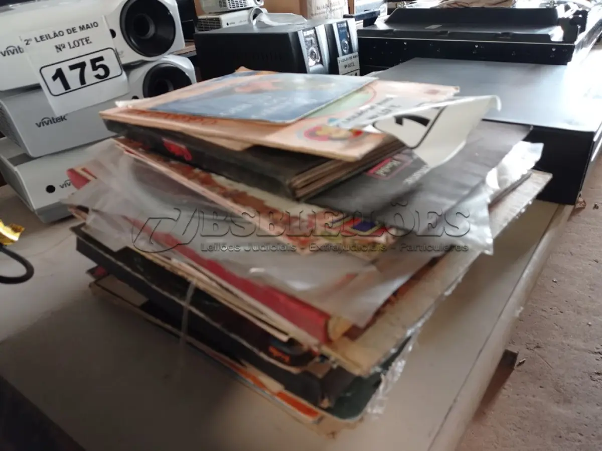 LOTE 176 - 01 LOTE COM VÁRIOS DISCOS DE VINIL. (NO ESTADO) ATENÇÃO! FAZER A VISITAÇÃO ANTES DE ARREMATAR, NÃO SABEMOS SE FUNCIONA. LEILÃO NÃO TEM GARANTIA E NEM DEVOLUÇÃO, SUJEITO A POSSÍVEIS AVARIAS VISÍVEIS/OCULTAS E/OU AUSÊNCIA DE COMPONENTES.