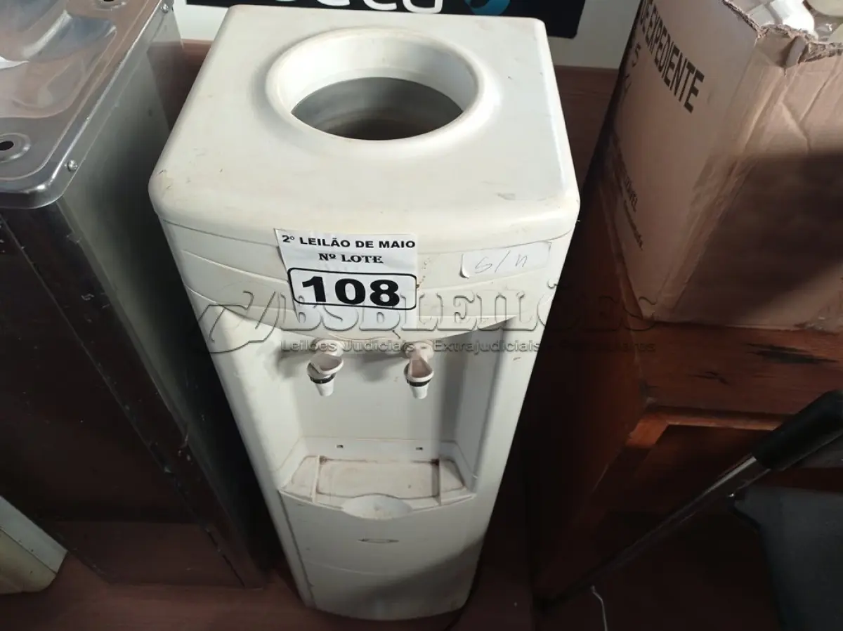 LOTE 108 - 01 BEBEDOURO PARA GARRAFÃO MARCA. (NO ESTADO) ATENÇÃO! FAZER A VISITAÇÃO ANTES DE ARREMATAR, NÃO SABEMOS SE FUNCIONA. LEILÃO NÃO TEM GARANTIA E NEM DEVOLUÇÃO, SUJEITO A POSSÍVEIS AVARIAS VISÍVEIS/OCULTAS E/OU AUSÊNCIA DE COMPONENTES.