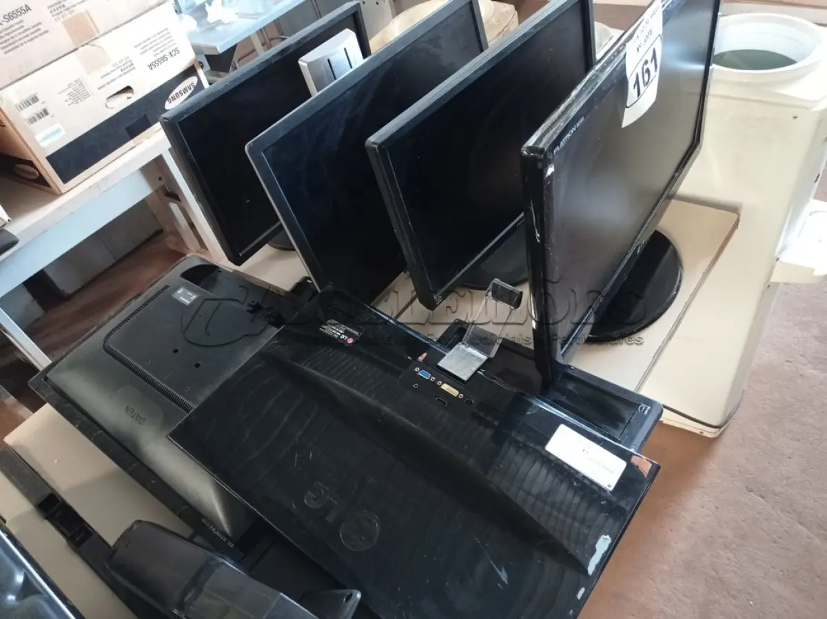 LOTE 161 - 08 MONITORES MARCAS E MODELOS DIVERSOS. (NO ESTADO) ATENÇÃO! FAZER A VISITAÇÃO ANTES DE ARREMATAR, NÃO SABEMOS SE FUNCIONA. LEILÃO NÃO TEM GARANTIA E NEM DEVOLUÇÃO, SUJEITO A POSSÍVEIS AVARIAS VISÍVEIS/OCULTAS E/OU AUSÊNCIA DE COMPONENTES.