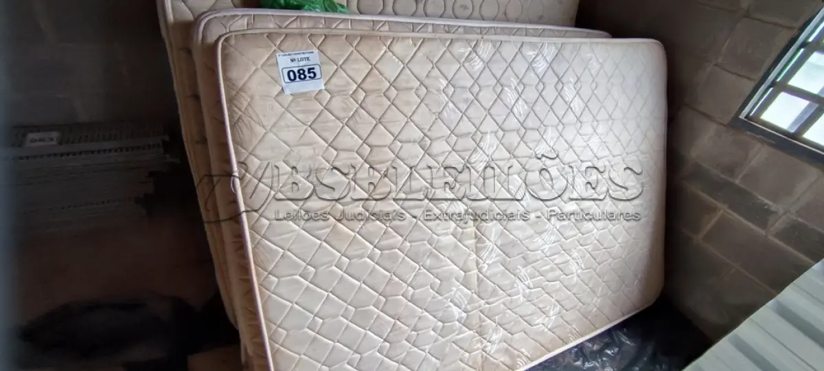 LOTE 085 - 02 BASES INCOMPLETAS E 02 COLCHOES DE CASAL (NO ESTADO) 