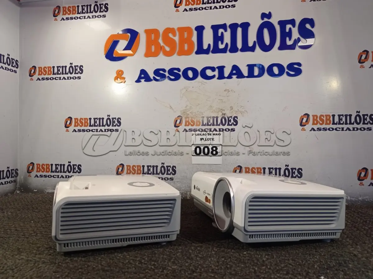 LOTE 008 - 02 PROJETORES MULTIMIDIA MARCAS VIVITEK. (NO ESTADO) ATENÇÃO! FAZER A VISITAÇÃO ANTES DE ARREMATAR, NÃO SABEMOS SE FUNCIONA. LEILÃO NÃO TEM GARANTIA E NEM DEVOLUÇÃO, SUJEITO A POSSÍVEIS AVARIAS VISÍVEIS/OCULTAS E/OU AUSÊNCIA DE COMPONENTES.