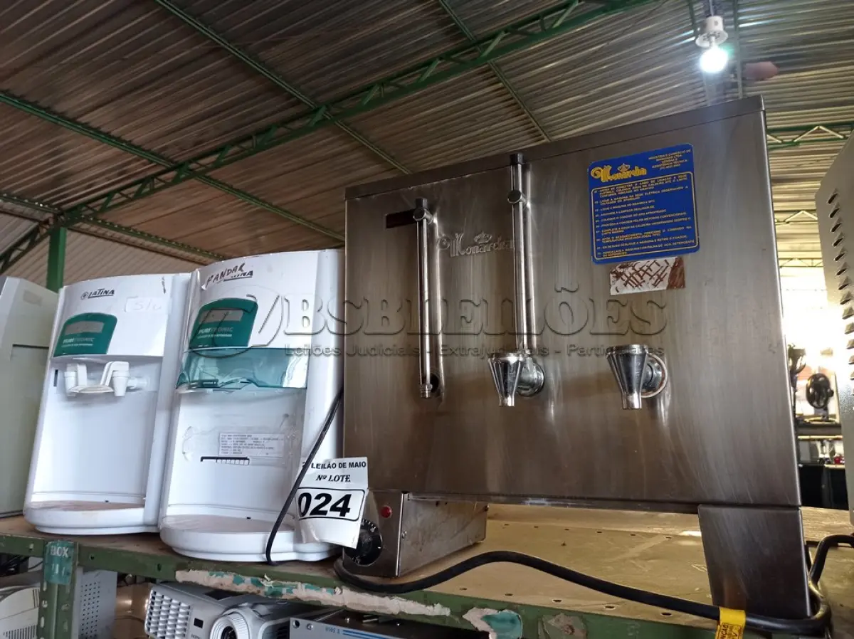 LOTE 024 - 02 BEBEDOUROS PARA GARRAFÃO E 01 CAFETEIRA INDUSTRIAL. (NO ESTADO) ATENÇÃO! FAZER A VISITAÇÃO ANTES DE ARREMATAR, NÃO SABEMOS SE FUNCIONA. LEILÃO NÃO TEM GARANTIA E NEM DEVOLUÇÃO, SUJEITO A POSSÍVEIS AVARIAS VISÍVEIS/OCULTAS E/OU AUSÊNCIA DE COMPONENTES.