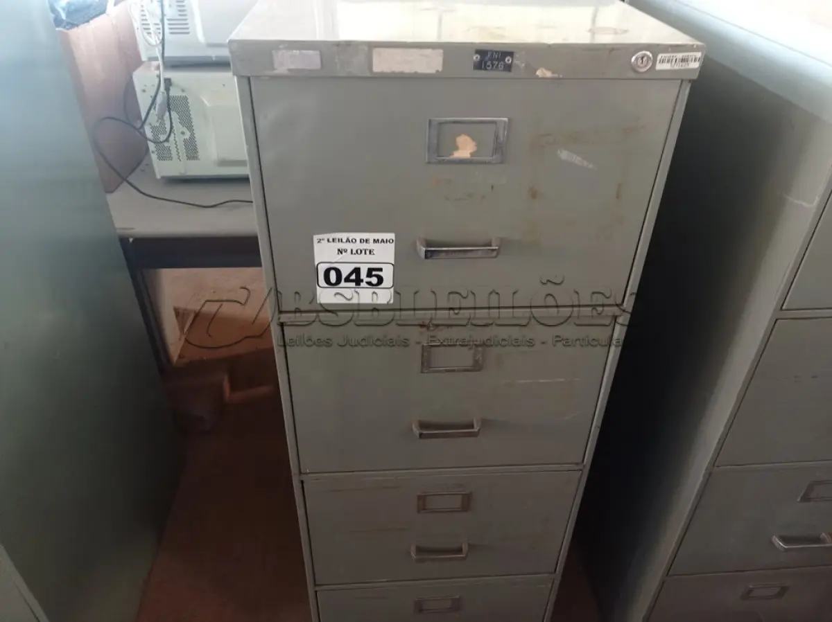 LOTE 045 - 01 ARQUIVO DE AÇO COM 04 GAVETAS. (NO ESTADO) ATENÇÃO! FAZER A VISITAÇÃO ANTES DE ARREMATAR, NÃO SABEMOS SE FUNCIONA. LEILÃO NÃO TEM GARANTIA E NEM DEVOLUÇÃO, SUJEITO A POSSÍVEIS AVARIAS VISÍVEIS/OCULTAS E/OU AUSÊNCIA DE COMPONENTES.