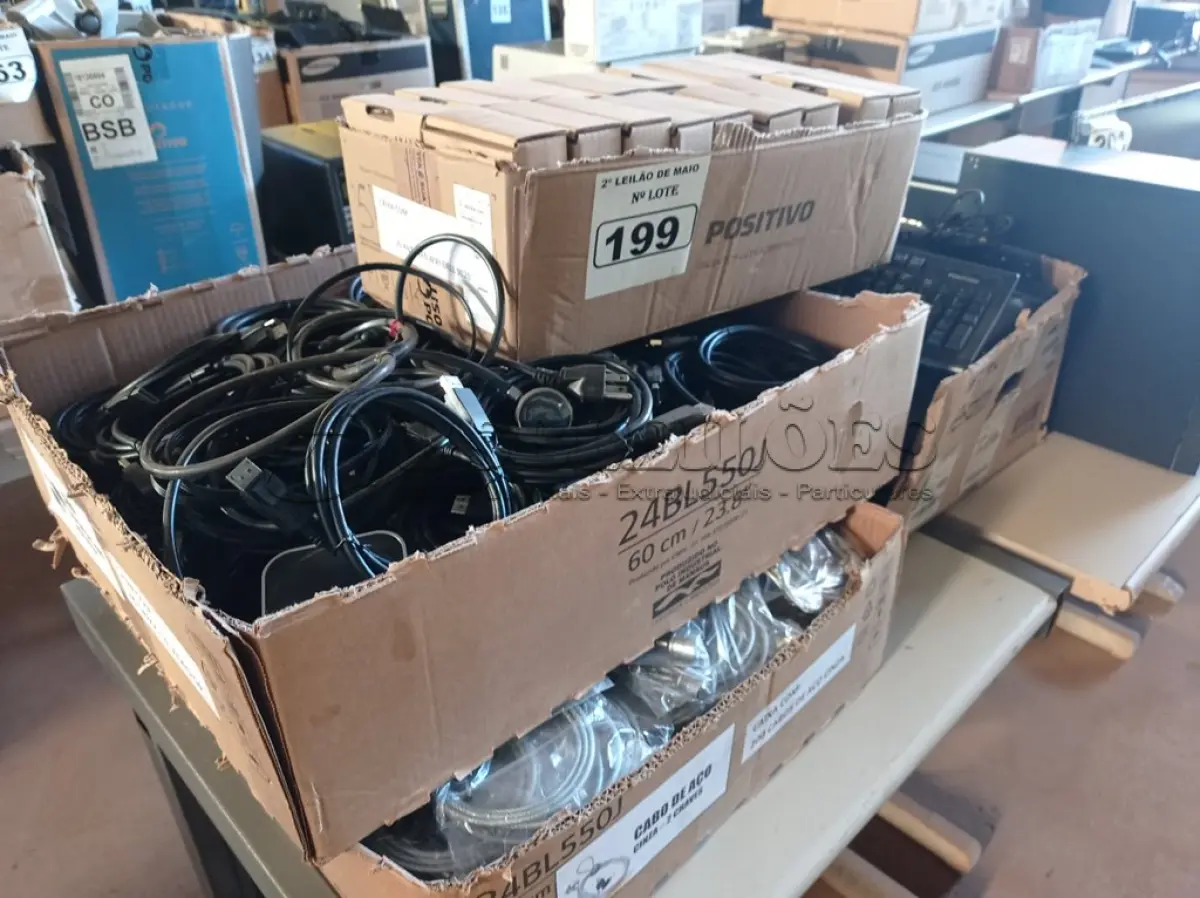 LOTE 199 - 01 LOTE COM VÁRIOS TECLADOS PARA PC, CABOS E PERIFÉRICOS DIVERSOS. (NO ESTADO) ATENÇÃO! FAZER A VISITAÇÃO ANTES DE ARREMATAR, NÃO SABEMOS SE FUNCIONA. LEILÃO NÃO TEM GARANTIA E NEM DEVOLUÇÃO, SUJEITO A POSSÍVEIS AVARIAS VISÍVEIS/OCULTAS E/OU AUSÊNCIA DE COMPONENTES.