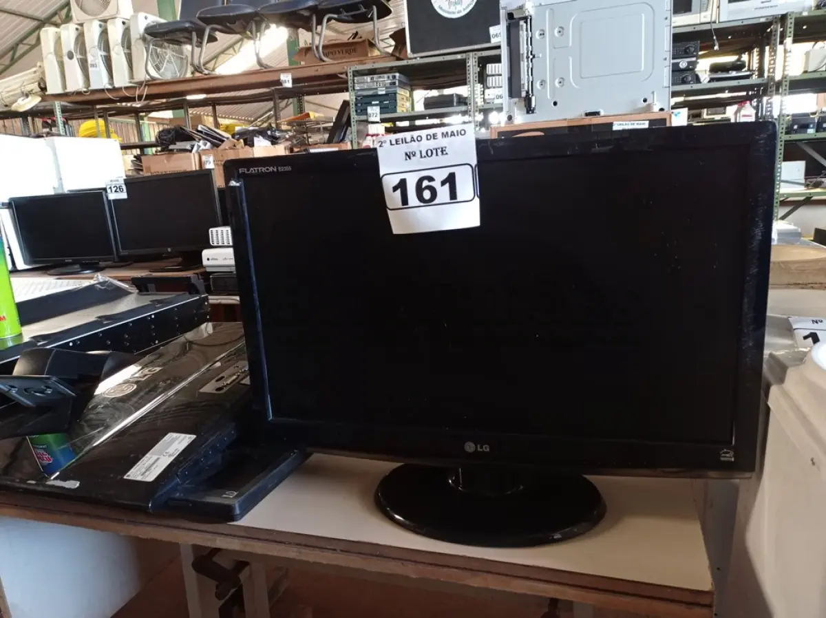LOTE 161 - 08 MONITORES MARCAS E MODELOS DIVERSOS. (NO ESTADO) ATENÇÃO! FAZER A VISITAÇÃO ANTES DE ARREMATAR, NÃO SABEMOS SE FUNCIONA. LEILÃO NÃO TEM GARANTIA E NEM DEVOLUÇÃO, SUJEITO A POSSÍVEIS AVARIAS VISÍVEIS/OCULTAS E/OU AUSÊNCIA DE COMPONENTES.