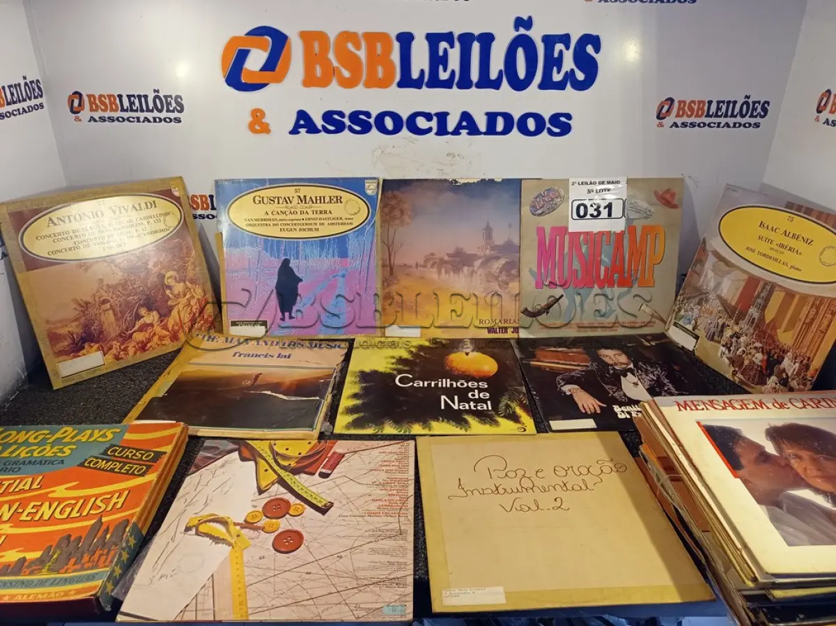 LOTE 031 - 01 LOTE COM VÁRIOS DISCOS DE VINIL. (NO ESTADO) ATENÇÃO! FAZER A VISITAÇÃO ANTES DE ARREMATAR, NÃO SABEMOS SE FUNCIONA. LEILÃO NÃO TEM GARANTIA E NEM DEVOLUÇÃO, SUJEITO A POSSÍVEIS AVARIAS VISÍVEIS/OCULTAS E/OU AUSÊNCIA DE COMPONENTES.