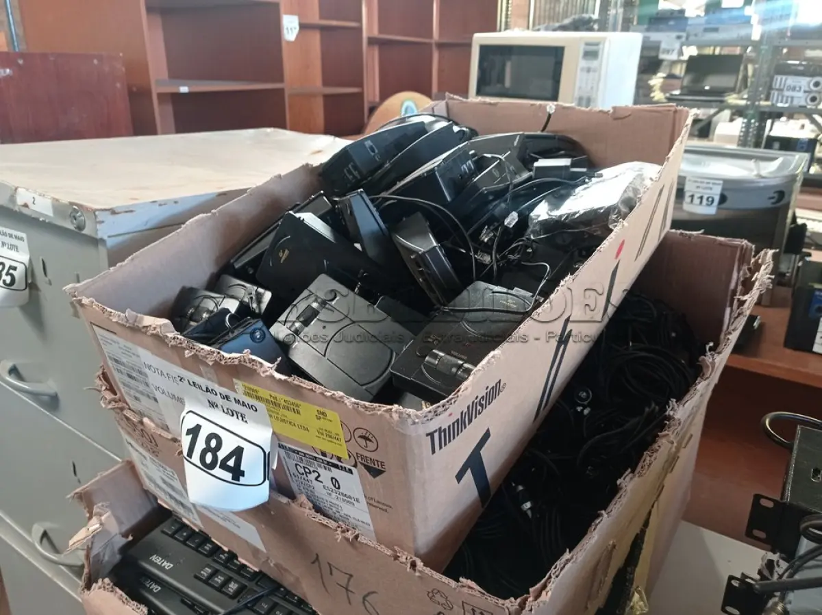 LOTE 184 - 01 LOTE COM VÁRIOS CABOS DE AÇO, TECLADOS PARA PC E APARELHOS HEADSET. (NO ESTADO) ATENÇÃO! FAZER A VISITAÇÃO ANTES DE ARREMATAR, NÃO SABEMOS SE FUNCIONA. LEILÃO NÃO TEM GARANTIA E NEM DEVOLUÇÃO, SUJEITO A POSSÍVEIS AVARIAS VISÍVEIS/OCULTAS E/OU AUSÊNCIA DE COMPONENTES.