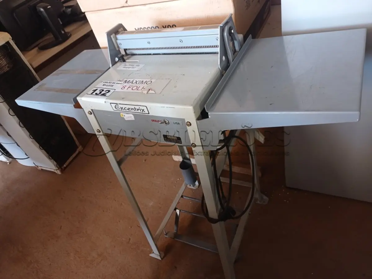 LOTE 132 - 01 PERFURADOR DE PAPEL. (NO ESTADO) ATENÇÃO! FAZER A VISITAÇÃO ANTES DE ARREMATAR, NÃO SABEMOS SE FUNCIONA. LEILÃO NÃO TEM GARANTIA E NEM DEVOLUÇÃO, SUJEITO A POSSÍVEIS AVARIAS VISÍVEIS/OCULTAS E/OU AUSÊNCIA DE COMPONENTES.