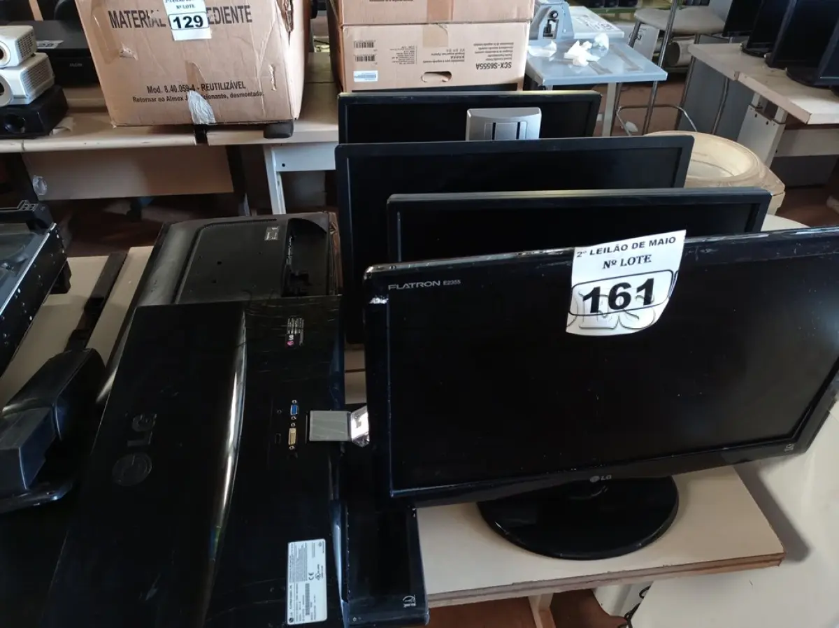 LOTE 161 - 08 MONITORES MARCAS E MODELOS DIVERSOS. (NO ESTADO) ATENÇÃO! FAZER A VISITAÇÃO ANTES DE ARREMATAR, NÃO SABEMOS SE FUNCIONA. LEILÃO NÃO TEM GARANTIA E NEM DEVOLUÇÃO, SUJEITO A POSSÍVEIS AVARIAS VISÍVEIS/OCULTAS E/OU AUSÊNCIA DE COMPONENTES.