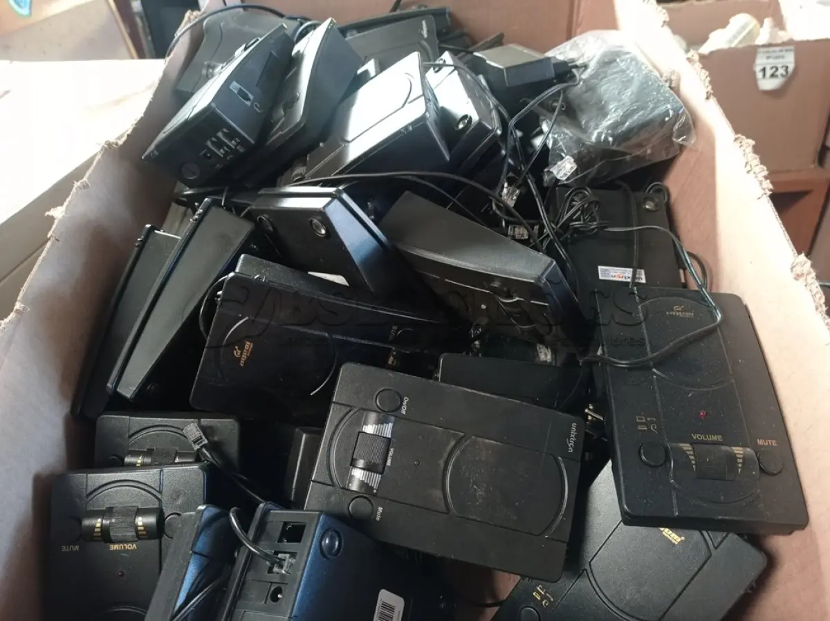LOTE 184 - 01 LOTE COM VÁRIOS CABOS DE AÇO, TECLADOS PARA PC E APARELHOS HEADSET. (NO ESTADO) ATENÇÃO! FAZER A VISITAÇÃO ANTES DE ARREMATAR, NÃO SABEMOS SE FUNCIONA. LEILÃO NÃO TEM GARANTIA E NEM DEVOLUÇÃO, SUJEITO A POSSÍVEIS AVARIAS VISÍVEIS/OCULTAS E/OU AUSÊNCIA DE COMPONENTES.