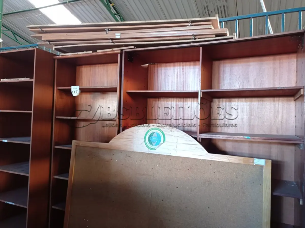 LOTE 117 - 01 LOTE COM VÁRIOS ARMÁRIOS EM MADEIRA. (NO ESTADO) ATENÇÃO! FAZER A VISITAÇÃO ANTES DE ARREMATAR, NÃO SABEMOS SE FUNCIONA. LEILÃO NÃO TEM GARANTIA E NEM DEVOLUÇÃO, SUJEITO A POSSÍVEIS AVARIAS VISÍVEIS/OCULTAS E/OU AUSÊNCIA DE COMPONENTES.