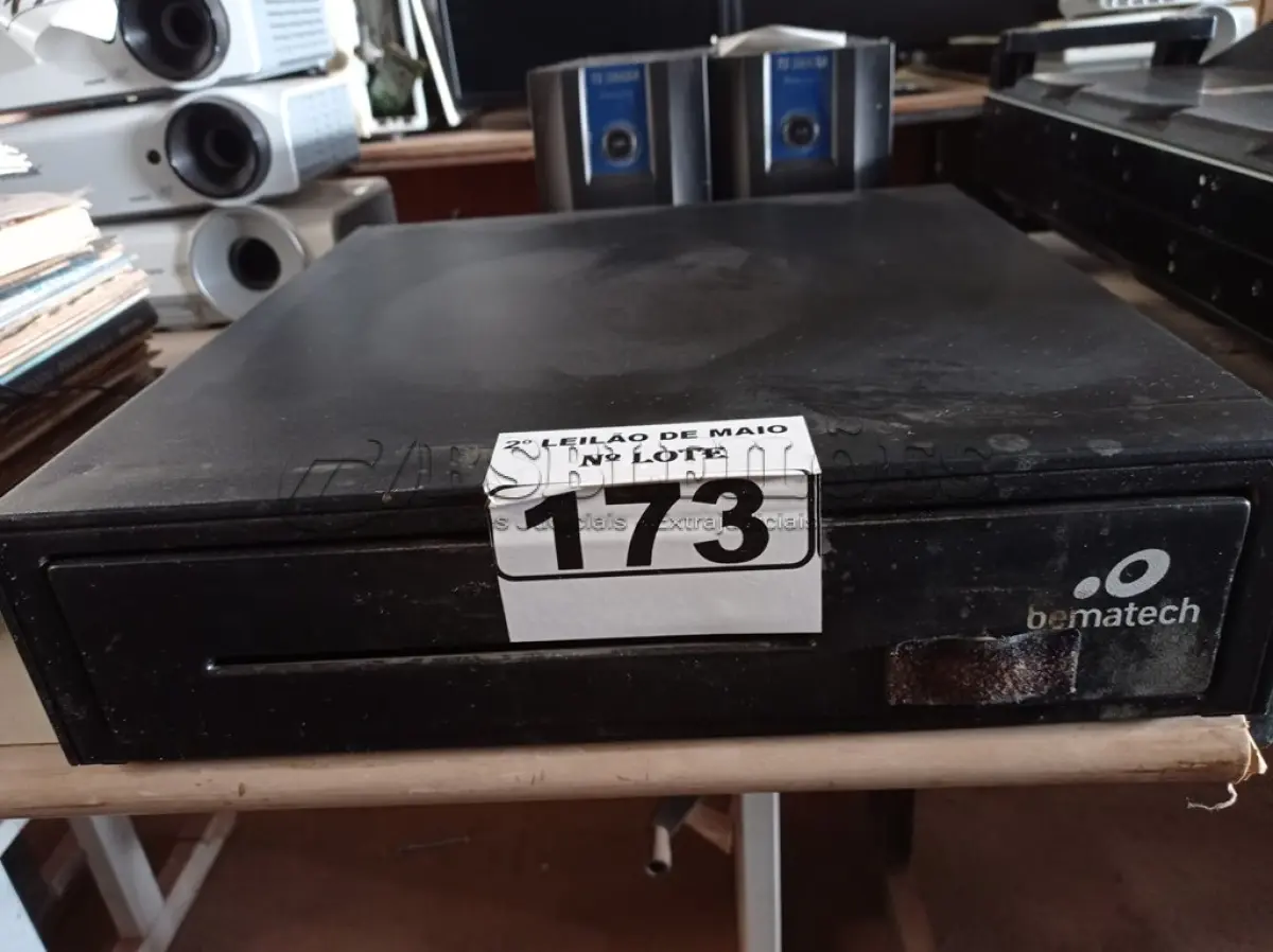 LOTE 173 - 01 GAVETA PARA CAIXA DE SUPERMERCADO. (NO ESTADO) ATENÇÃO! FAZER A VISITAÇÃO ANTES DE ARREMATAR, NÃO SABEMOS SE FUNCIONA. LEILÃO NÃO TEM GARANTIA E NEM DEVOLUÇÃO, SUJEITO A POSSÍVEIS AVARIAS VISÍVEIS/OCULTAS E/OU AUSÊNCIA DE COMPONENTES.