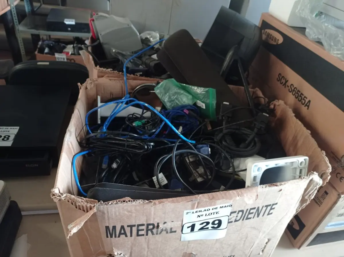 LOTE 129 - 01 LOTE COM PERIFÉRICOS DE INFORMÁTICA DIVERSOS. (NO ESTADO) ATENÇÃO! FAZER A VISITAÇÃO ANTES DE ARREMATAR, NÃO SABEMOS SE FUNCIONA. LEILÃO NÃO TEM GARANTIA E NEM DEVOLUÇÃO, SUJEITO A POSSÍVEIS AVARIAS VISÍVEIS/OCULTAS E/OU AUSÊNCIA DE COMPONENTES.