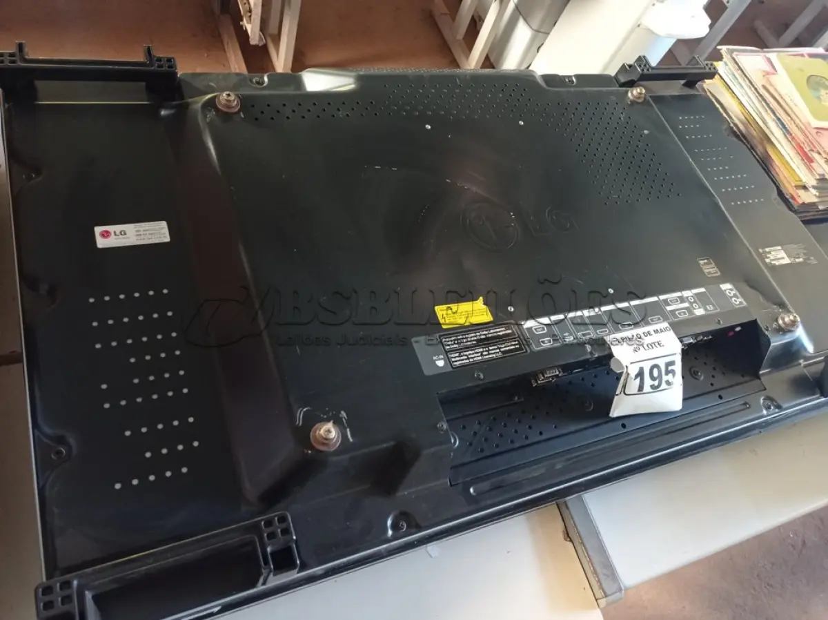 LOTE 195 - 02 MONITORES LG FLATROM 47WV508S-B. (NO ESTADO) ATENÇÃO! FAZER A VISITAÇÃO ANTES DE ARREMATAR, NÃO SABEMOS SE FUNCIONA. LEILÃO NÃO TEM GARANTIA E NEM DEVOLUÇÃO, SUJEITO A POSSÍVEIS AVARIAS VISÍVEIS/OCULTAS E/OU AUSÊNCIA DE COMPONENTES.