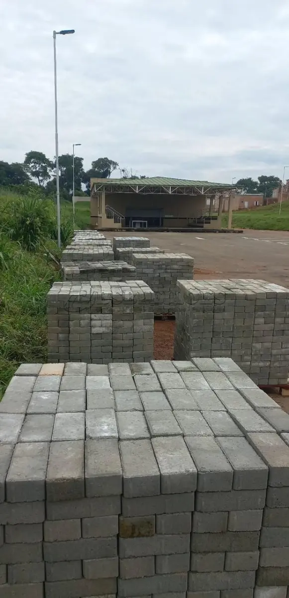 LOTE 140 - 01 PALETE DE COM APROXIMADAMENTE 750 BLOQUETES PARA PAVIMENTAÇÃO (NO ESTADO) (RETIRAR EM GOIÂNIA -GO)