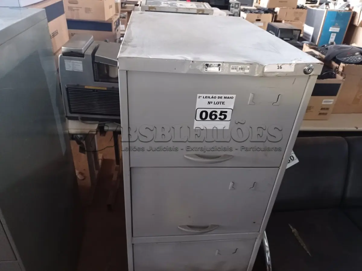 LOTE 065 - 01 ARQUIVO DE AÇO COM 04 GAVETAS. (NO ESTADO) ATENÇÃO! FAZER A VISITAÇÃO ANTES DE ARREMATAR, NÃO SABEMOS SE FUNCIONA. LEILÃO NÃO TEM GARANTIA E NEM DEVOLUÇÃO, SUJEITO A POSSÍVEIS AVARIAS VISÍVEIS/OCULTAS E/OU AUSÊNCIA DE COMPONENTES.