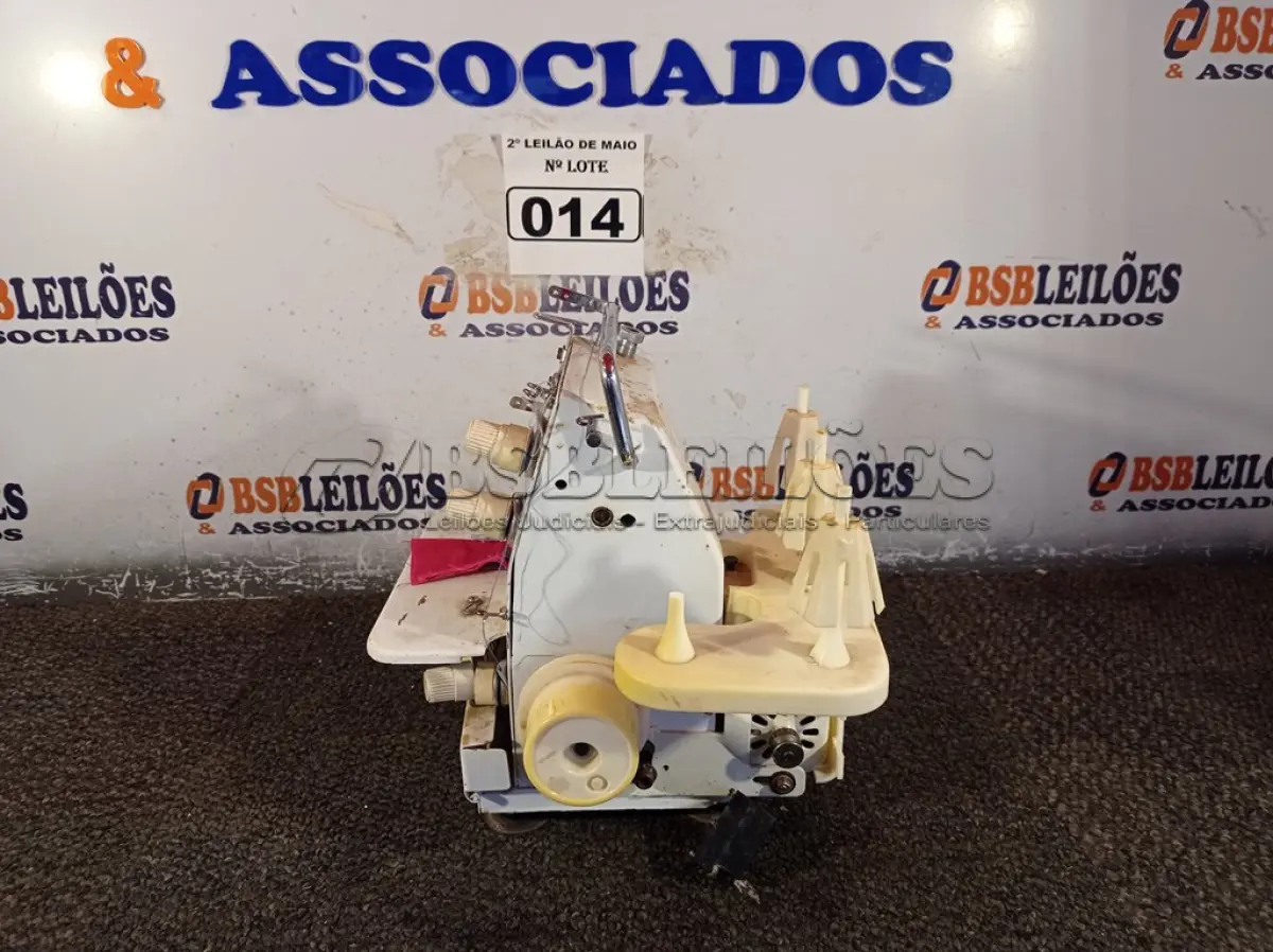 LOTE 014 - 01 MÁQUINA DE COSTURA COM MOTOR. (NO ESTADO) ATENÇÃO! FAZER A VISITAÇÃO ANTES DE ARREMATAR, NÃO SABEMOS SE FUNCIONA. LEILÃO NÃO TEM GARANTIA E NEM DEVOLUÇÃO, SUJEITO A POSSÍVEIS AVARIAS VISÍVEIS/OCULTAS E/OU AUSÊNCIA DE COMPONENTES.