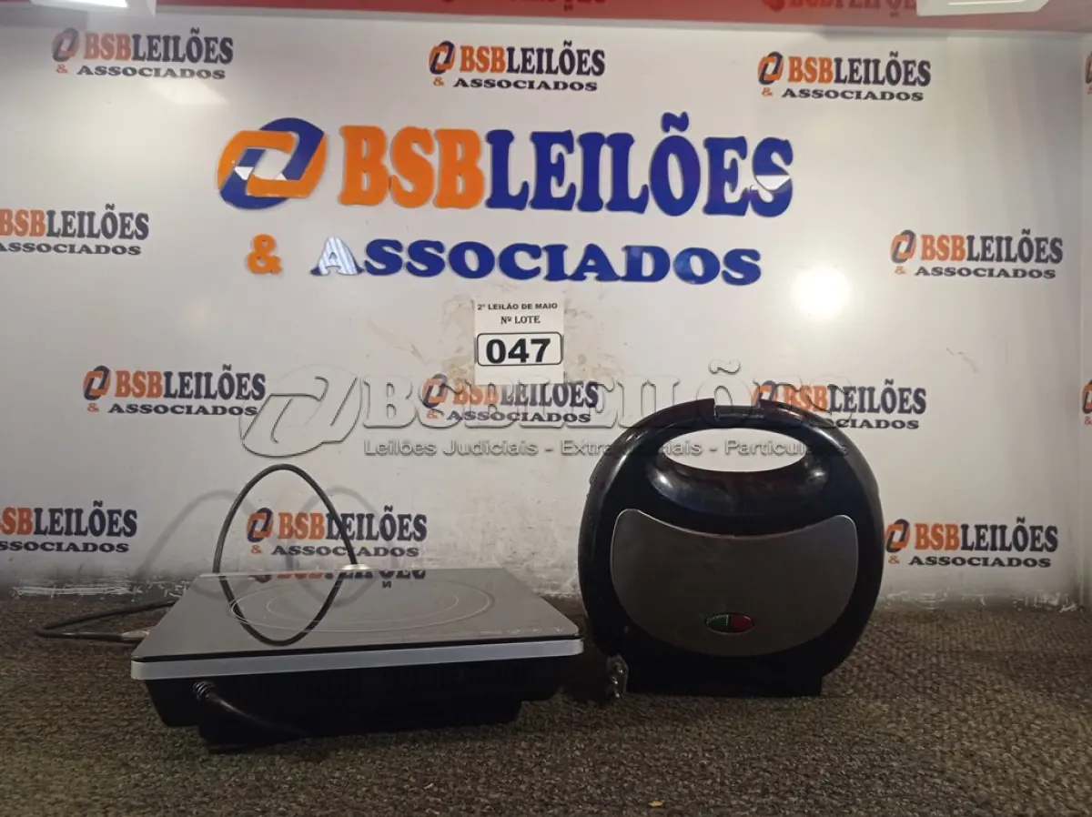 LOTE 047 - 01 FOGÃO DE INDUÇÃO E 01 SANDUICHEIRA. (NO ESTADO) ATENÇÃO! FAZER A VISITAÇÃO ANTES DE ARREMATAR, NÃO SABEMOS SE FUNCIONA. LEILÃO NÃO TEM GARANTIA E NEM DEVOLUÇÃO, SUJEITO A POSSÍVEIS AVARIAS VISÍVEIS/OCULTAS E/OU AUSÊNCIA DE COMPONENTES.