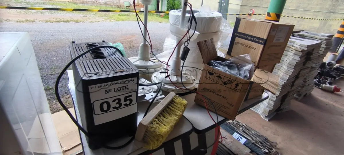 LOTE 035 - 01 LOTE COM MESA EM MADEIRA, VENTILADORES DE TETO, ESTABILIZADOR E LUMINÁRIAS (NO ESTADO)