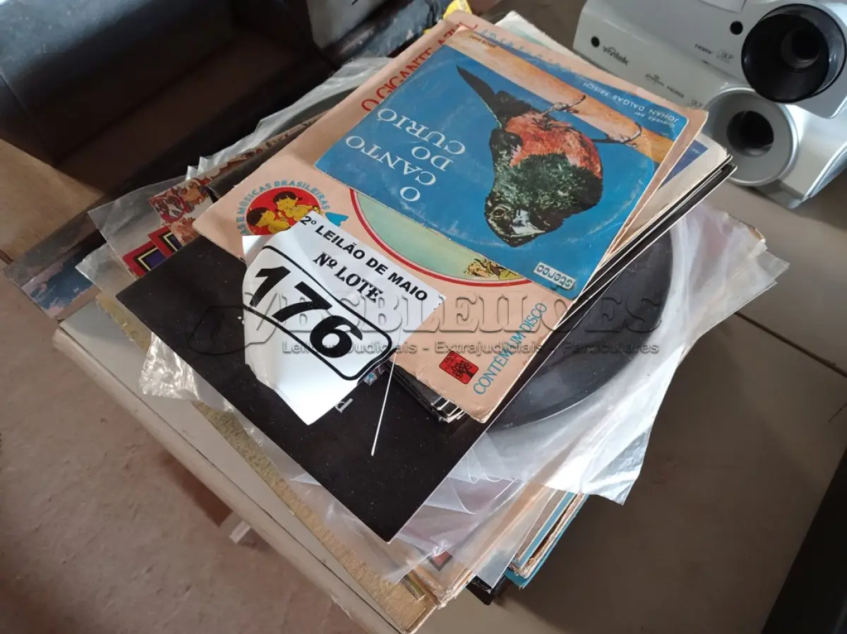 LOTE 176 - 01 LOTE COM VÁRIOS DISCOS DE VINIL. (NO ESTADO) ATENÇÃO! FAZER A VISITAÇÃO ANTES DE ARREMATAR, NÃO SABEMOS SE FUNCIONA. LEILÃO NÃO TEM GARANTIA E NEM DEVOLUÇÃO, SUJEITO A POSSÍVEIS AVARIAS VISÍVEIS/OCULTAS E/OU AUSÊNCIA DE COMPONENTES.