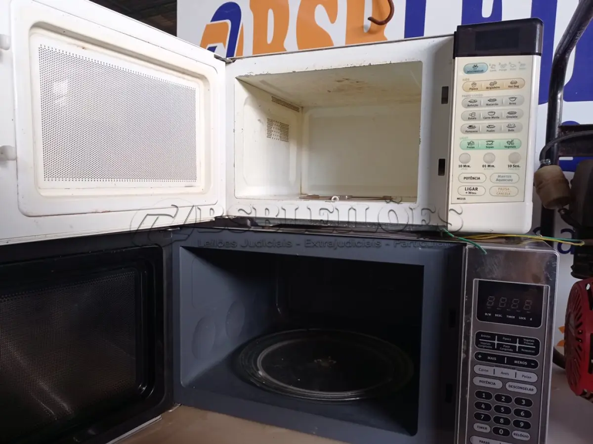 LOTE 003 - 02 MICRO-ONDAS MARCAS E MODELOS DIVERSOS. (NO ESTADO) ATENÇÃO! FAZER A VISITAÇÃO ANTES DE ARREMATAR, NÃO SABEMOS SE FUNCIONA. LEILÃO NÃO TEM GARANTIA E NEM DEVOLUÇÃO, SUJEITO A POSSÍVEIS AVARIAS VISÍVEIS/OCULTAS E/OU AUSÊNCIA DE COMPONENTES.