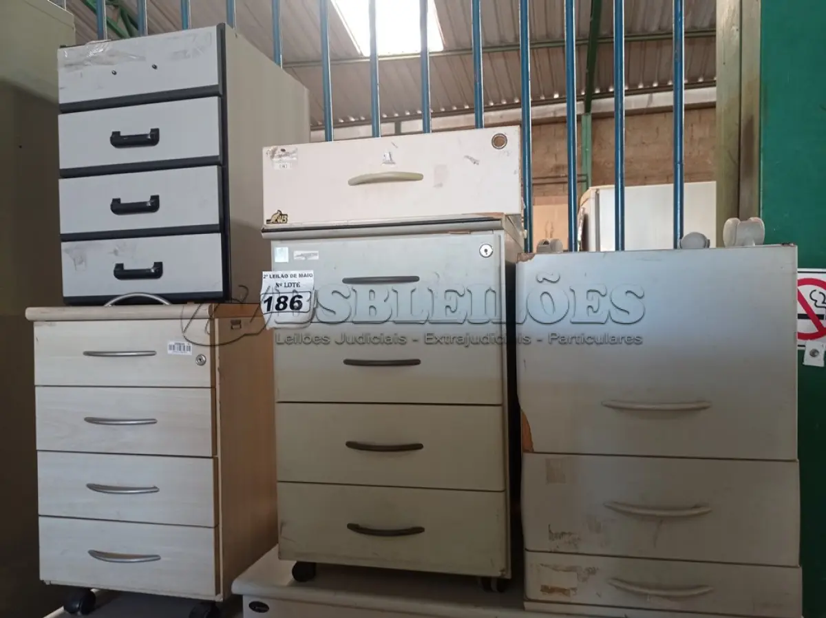 LOTE 186 - 01 ARMÁRIO BAIXO E 05 GAVETEIROS DIVERSOS. (NO ESTADO) ATENÇÃO! FAZER A VISITAÇÃO ANTES DE ARREMATAR, NÃO SABEMOS SE FUNCIONA. LEILÃO NÃO TEM GARANTIA E NEM DEVOLUÇÃO, SUJEITO A POSSÍVEIS AVARIAS VISÍVEIS/OCULTAS E/OU AUSÊNCIA DE COMPONENTES.