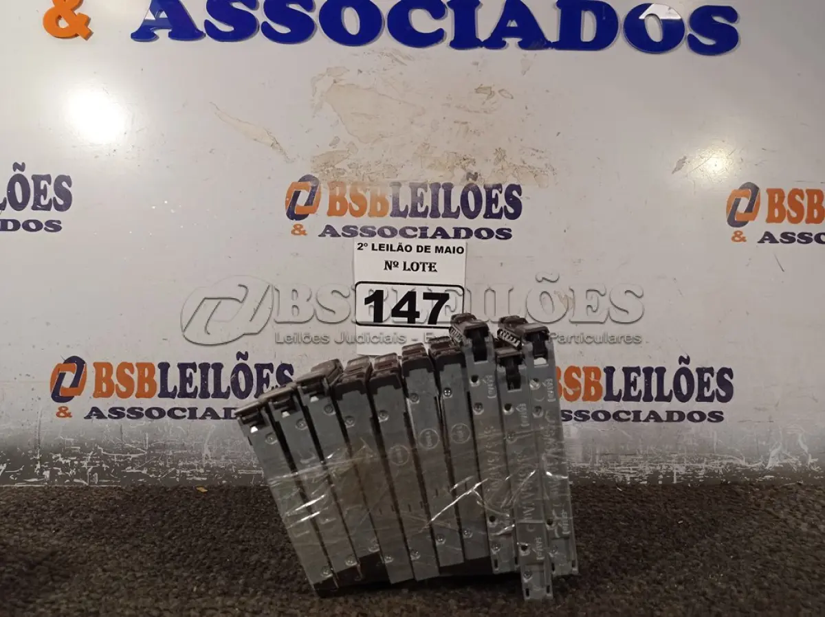 LOTE 147 - 10 HARD DISCS PARA SERVIDOR DE GAVETA. (NO ESTADO) ATENÇÃO! FAZER A VISITAÇÃO ANTES DE ARREMATAR, NÃO SABEMOS SE FUNCIONA. LEILÃO NÃO TEM GARANTIA E NEM DEVOLUÇÃO, SUJEITO A POSSÍVEIS AVARIAS VISÍVEIS/OCULTAS E/OU AUSÊNCIA DE COMPONENTES.