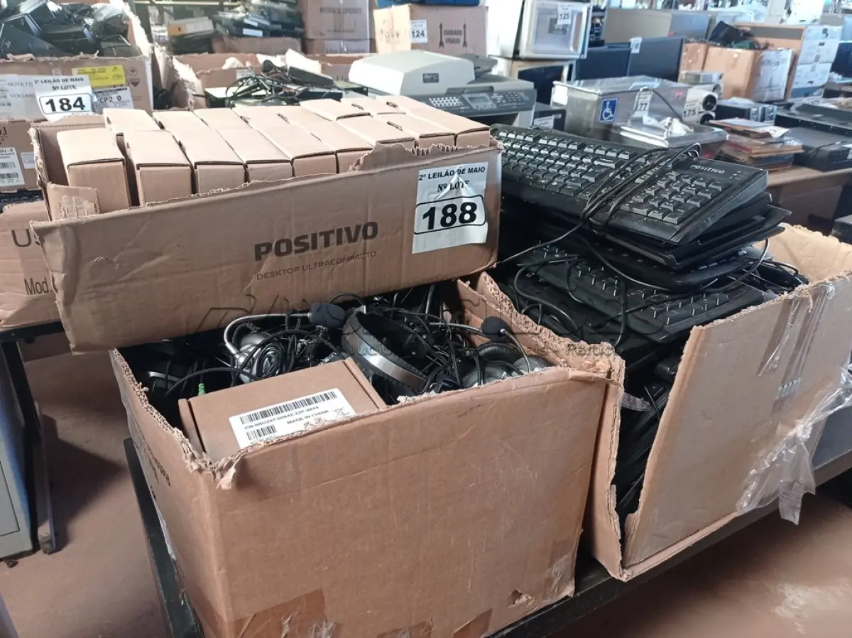 LOTE 188 - 01 LOTE COM VÁRIOS FONES DE OUVIDO, TECLADOS PARA PC E PERIFÉRICOS DIVERSOS. (NO ESTADO) ATENÇÃO! FAZER A VISITAÇÃO ANTES DE ARREMATAR, NÃO SABEMOS SE FUNCIONA. LEILÃO NÃO TEM GARANTIA E NEM DEVOLUÇÃO, SUJEITO A POSSÍVEIS AVARIAS VISÍVEIS/OCULTAS E/OU AUSÊNCIA DE COMPONENTES.
