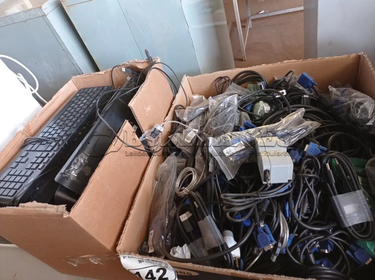 LOTE 142 - 01 LOTE COM GRANDE QUANTIDADE DE TECLADOS PARA PC E CABOS DIVERSOS. (NO ESTADO) ATENÇÃO! FAZER A VISITAÇÃO ANTES DE ARREMATAR, NÃO SABEMOS SE FUNCIONA. LEILÃO NÃO TEM GARANTIA E NEM DEVOLUÇÃO, SUJEITO A POSSÍVEIS AVARIAS VISÍVEIS/OCULTAS E/OU AUSÊNCIA DE COMPONENTES.