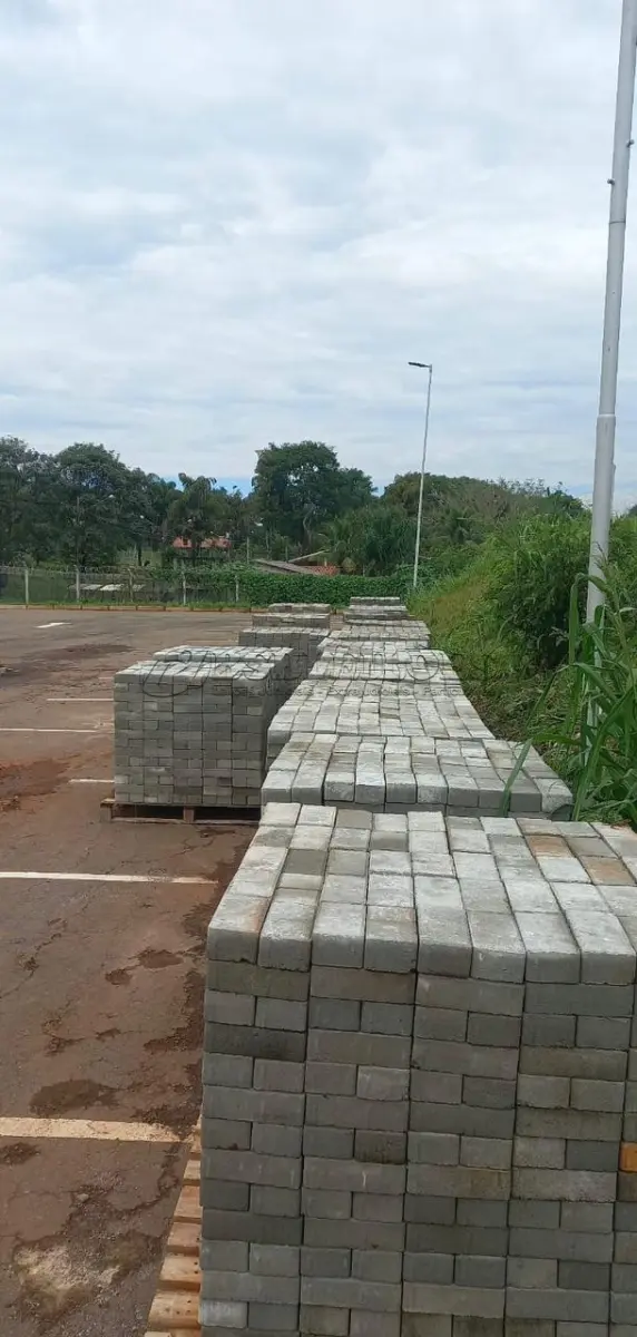 LOTE 140 - 01 PALETE DE COM APROXIMADAMENTE 750 BLOQUETES PARA PAVIMENTAÇÃO (NO ESTADO) (RETIRAR EM GOIÂNIA -GO)