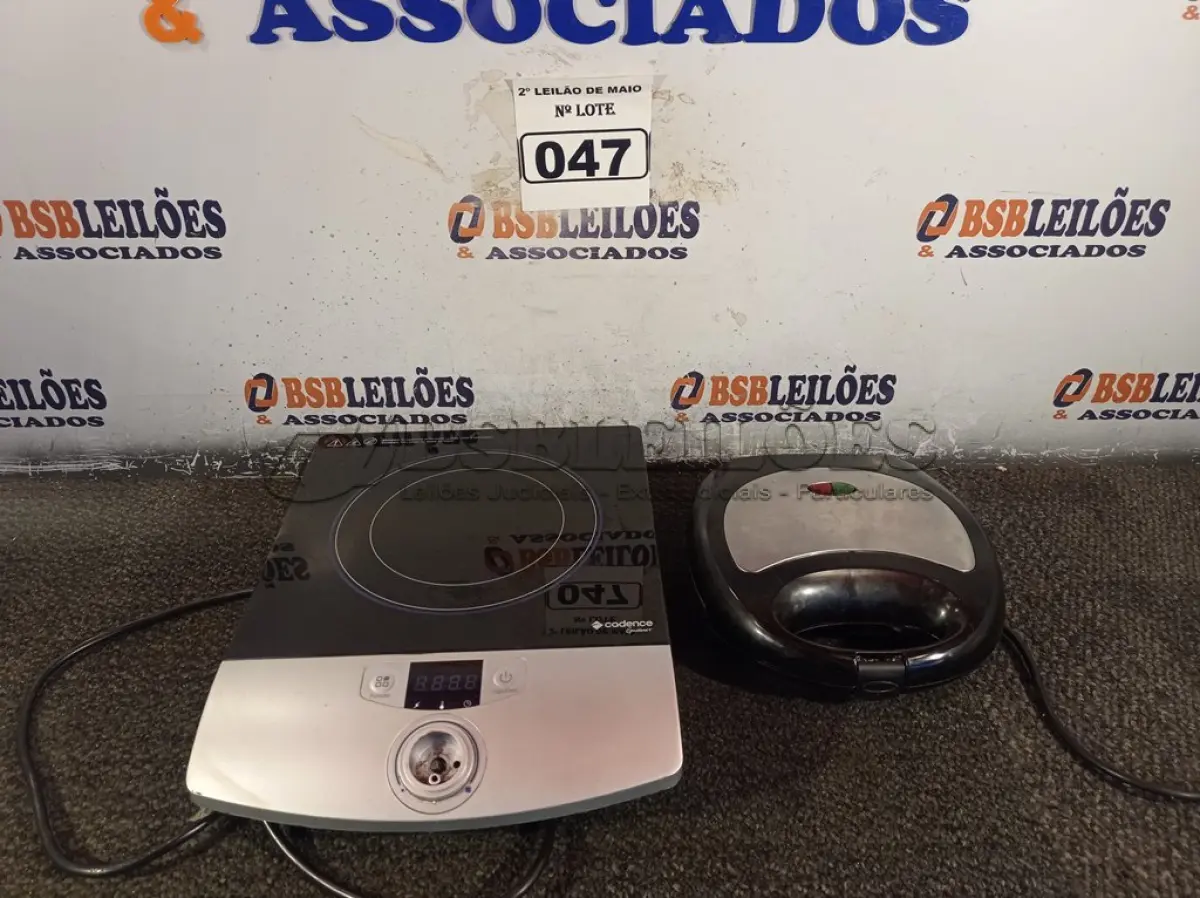 LOTE 047 - 01 FOGÃO DE INDUÇÃO E 01 SANDUICHEIRA. (NO ESTADO) ATENÇÃO! FAZER A VISITAÇÃO ANTES DE ARREMATAR, NÃO SABEMOS SE FUNCIONA. LEILÃO NÃO TEM GARANTIA E NEM DEVOLUÇÃO, SUJEITO A POSSÍVEIS AVARIAS VISÍVEIS/OCULTAS E/OU AUSÊNCIA DE COMPONENTES.