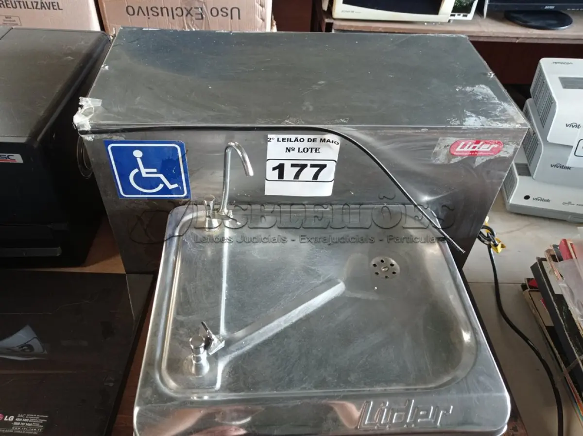 LOTE 177 - 01 BEBEDOURO DE PAREDE EM AÇO INOX MARCA LÍDER 220V. (NO ESTADO) ATENÇÃO! FAZER A VISITAÇÃO ANTES DE ARREMATAR, NÃO SABEMOS SE FUNCIONA. LEILÃO NÃO TEM GARANTIA E NEM DEVOLUÇÃO, SUJEITO A POSSÍVEIS AVARIAS VISÍVEIS/OCULTAS E/OU AUSÊNCIA DE COMPONENTES.