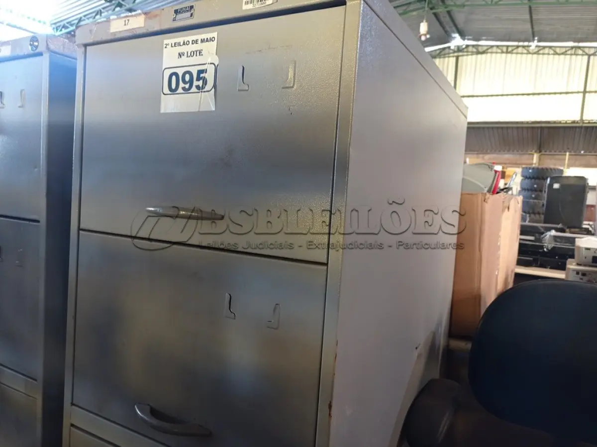 LOTE 095 - 01 ARQUIVO DE AÇO COM 04 GAVETAS. (NO ESTADO) ATENÇÃO! FAZER A VISITAÇÃO ANTES DE ARREMATAR, NÃO SABEMOS SE FUNCIONA. LEILÃO NÃO TEM GARANTIA E NEM DEVOLUÇÃO, SUJEITO A POSSÍVEIS AVARIAS VISÍVEIS/OCULTAS E/OU AUSÊNCIA DE COMPONENTES.