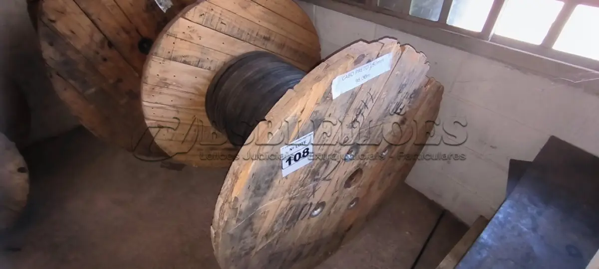 LOTE 108 - 01 CARRETEL COM CABO 150MM NA COR PRETA. (1KVA) COM 98,00 METROS (NO ESTADO)