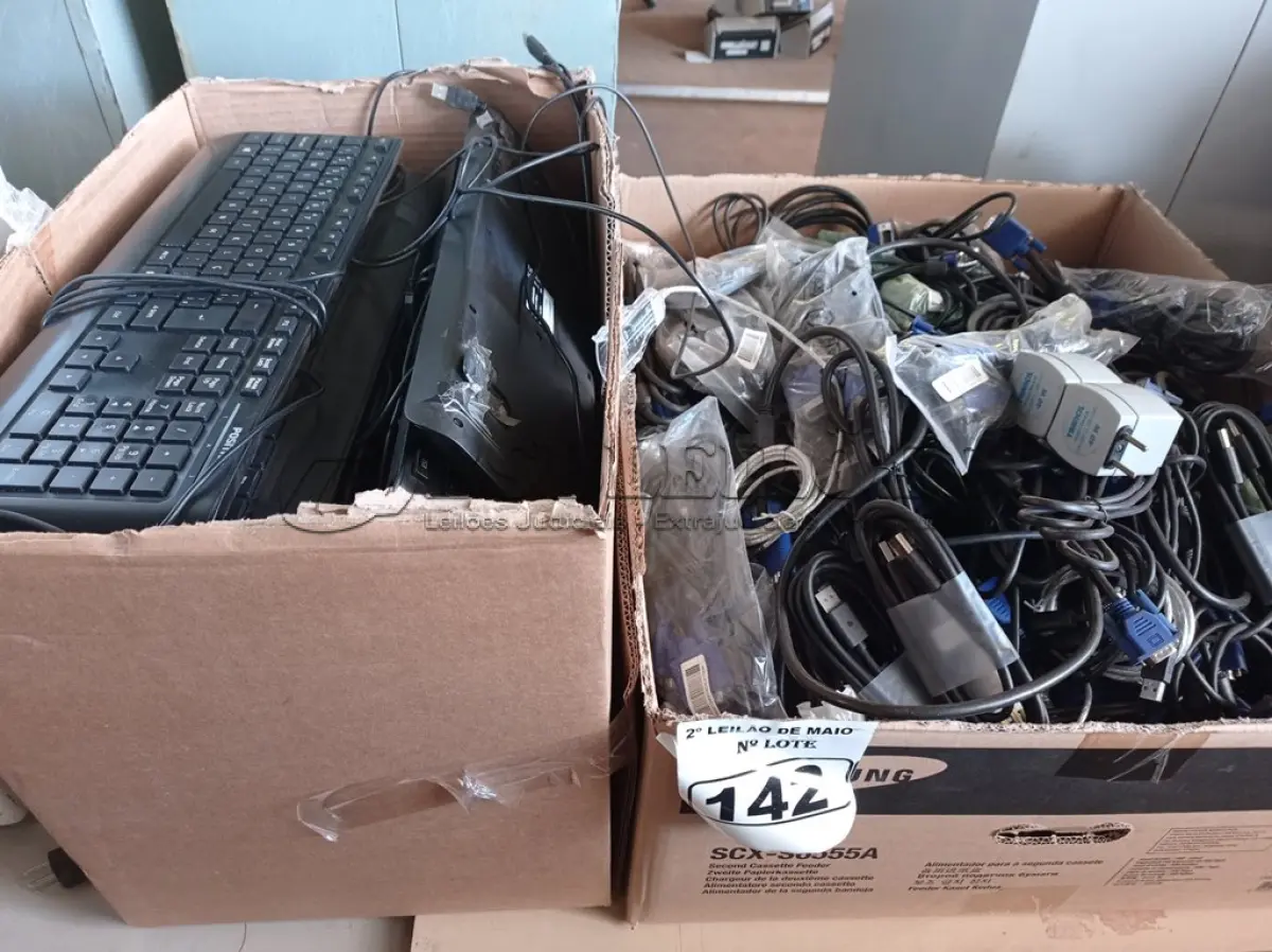 LOTE 142 - 01 LOTE COM GRANDE QUANTIDADE DE TECLADOS PARA PC E CABOS DIVERSOS. (NO ESTADO) ATENÇÃO! FAZER A VISITAÇÃO ANTES DE ARREMATAR, NÃO SABEMOS SE FUNCIONA. LEILÃO NÃO TEM GARANTIA E NEM DEVOLUÇÃO, SUJEITO A POSSÍVEIS AVARIAS VISÍVEIS/OCULTAS E/OU AUSÊNCIA DE COMPONENTES.