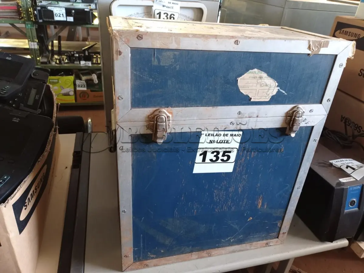LOTE 135 - 01 CASE EM MADEIRA COM BORDAS DE ALUMÍNIO, INTERIOR ACOLCHOADO E ALÇAS PARA TRANSPORTE. (NO ESTADO) ATENÇÃO! FAZER A VISITAÇÃO ANTES DE ARREMATAR, NÃO SABEMOS SE FUNCIONA. LEILÃO NÃO TEM GARANTIA E NEM DEVOLUÇÃO, SUJEITO A POSSÍVEIS AVARIAS VISÍVEIS/OCULTAS E/OU AUSÊNCIA DE COMPONENTES.