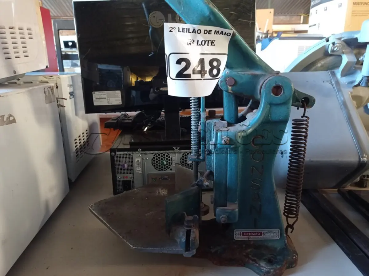 LOTE 248 - 01 ANTIGA MAQUINA GRÁFICA “MÁQUINA PARA CANTEAR”. (NO ESTADO) ATENÇÃO! FAZER A VISITAÇÃO ANTES DE ARREMATAR, NÃO SABEMOS SE FUNCIONA. LEILÃO NÃO TEM GARANTIA E NEM DEVOLUÇÃO, SUJEITO A POSSÍVEIS AVARIAS VISÍVEIS/OCULTAS E/OU AUSÊNCIA DE COMPONENTES.
