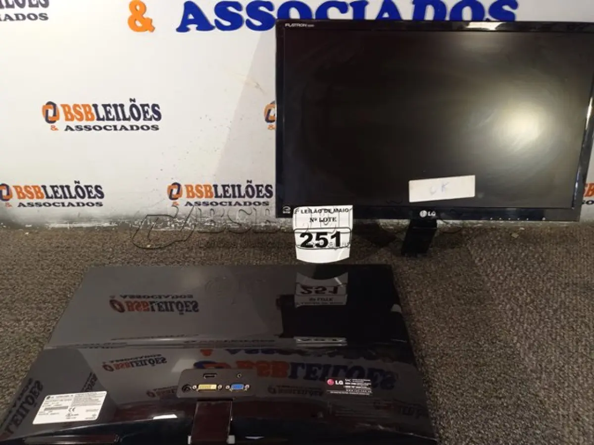 LOTE 251 - 02 MONITORES MARCAS LG MODELOS FLATROM E2360V-PN/E2260V-PN. (NO ESTADO) ATENÇÃO! FAZER A VISITAÇÃO ANTES DE ARREMATAR, NÃO SABEMOS SE FUNCIONA. LEILÃO NÃO TEM GARANTIA E NEM DEVOLUÇÃO, SUJEITO A POSSÍVEIS AVARIAS VISÍVEIS/OCULTAS E/OU AUSÊNCIA DE COMPONENTES.