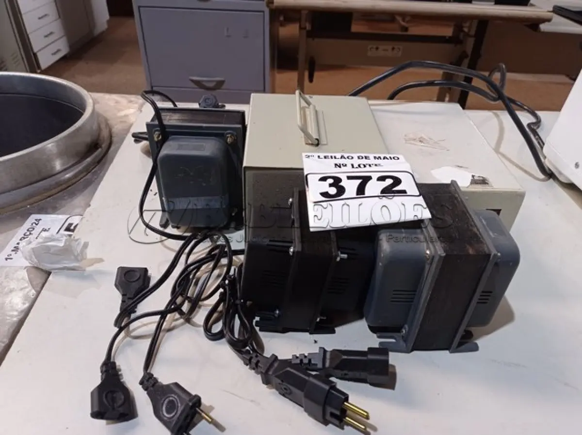 LOTE 372 - 05 AUTO TRANSFORMADORES MARCAS E MODELOS DIVERSOS. (NO ESTADO) ATENÇÃO! FAZER A VISITAÇÃO ANTES DE ARREMATAR, NÃO SABEMOS SE FUNCIONA. LEILÃO NÃO TEM GARANTIA E NEM DEVOLUÇÃO, SUJEITO A POSSÍVEIS AVARIAS VISÍVEIS/OCULTAS E/OU AUSÊNCIA DE COMPONENTES.