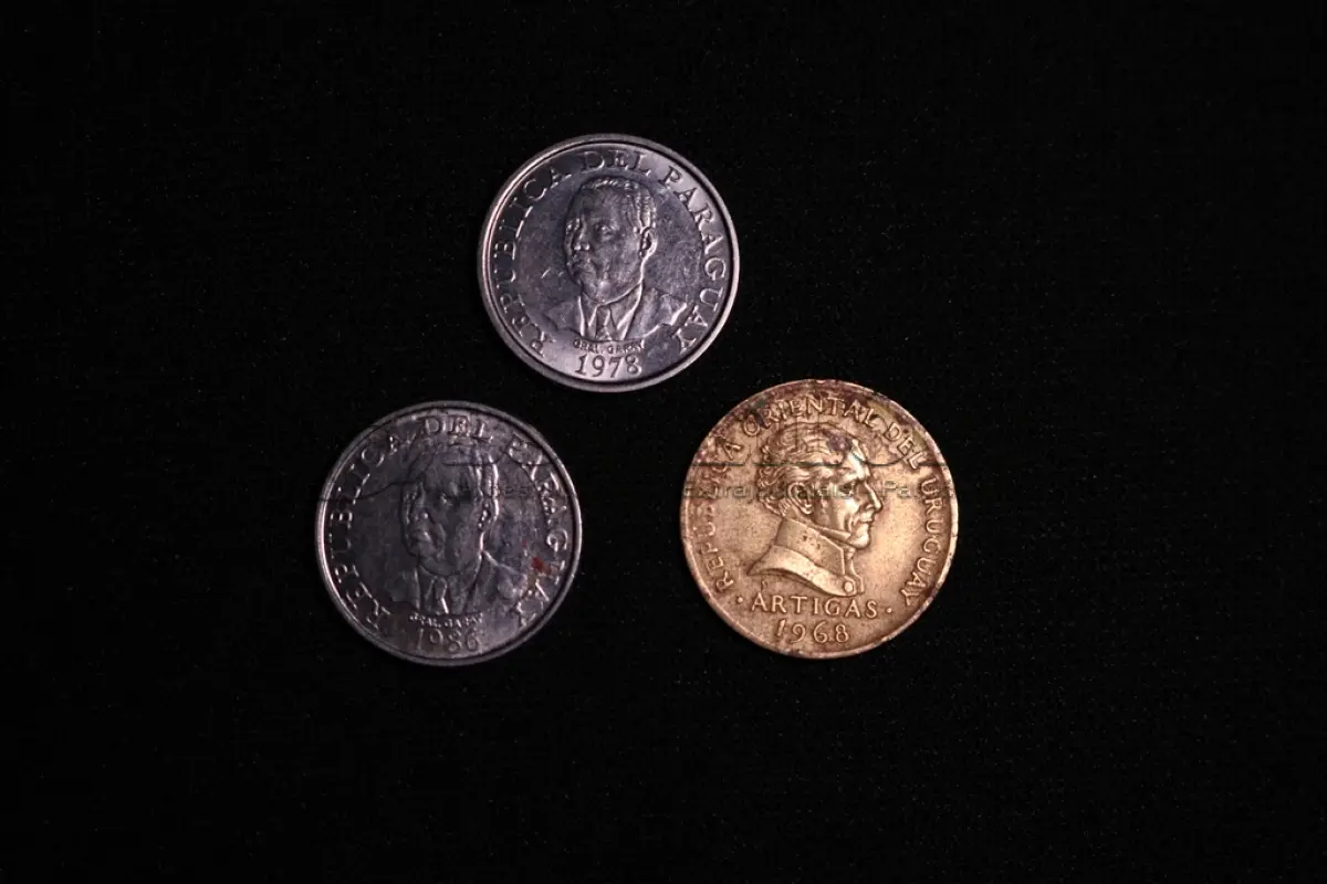LOTE 039 - LOTE 39 – MOEDAS ESTADOS UNIDOS, PARAGUAI E URUGUAI 	MOEDA	OBSERVAÇÕES 1.		Quarter Dollar – (1965,1970, 1972 e 1980)	4 unidades 2.		One Dime – (1965)	1 unidade 3.		10 Guaranies – Alimentos para o mundo (1978 e 1986)	2 unidades 4.		10 Pesos (1968)	1 unidade